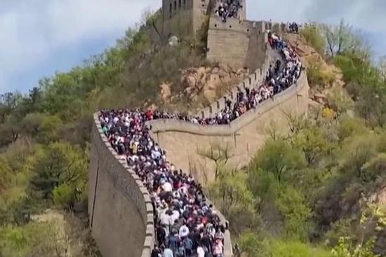 Hàng triệu du khách đổ xô đến các địa điểm nổi tiếng ở Trung Quốc