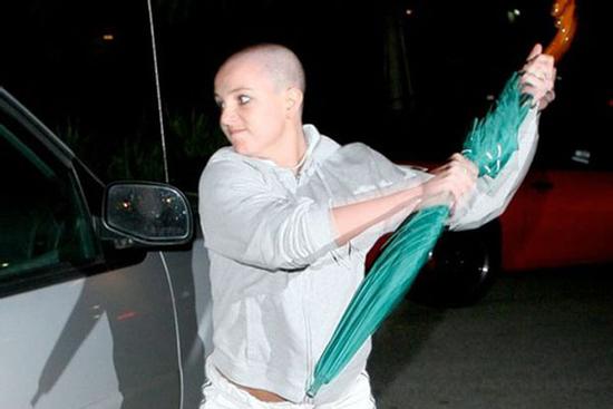 Ai đã khiến Britney Spears sụp đổ đến điên loạn?