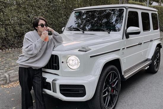 Sơn Tùng gây choáng tậu xế hộp hơn chục tỷ, tạo dáng cực ngầu bên siêu xe