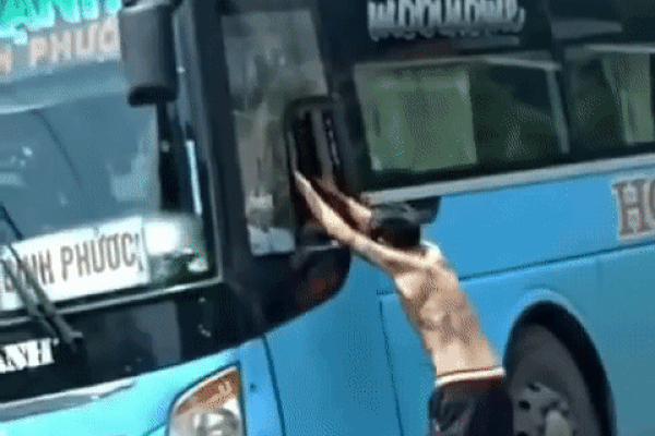 Tài xế dựng tóc gáy khi thấy ông chú cởi trần, lao ra chặn đầu xe-1