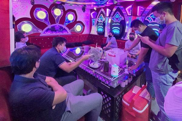 Nhà hàng The King mời nhầm đoàn kiểm tra Covid-19 vào... hát karaoke-1