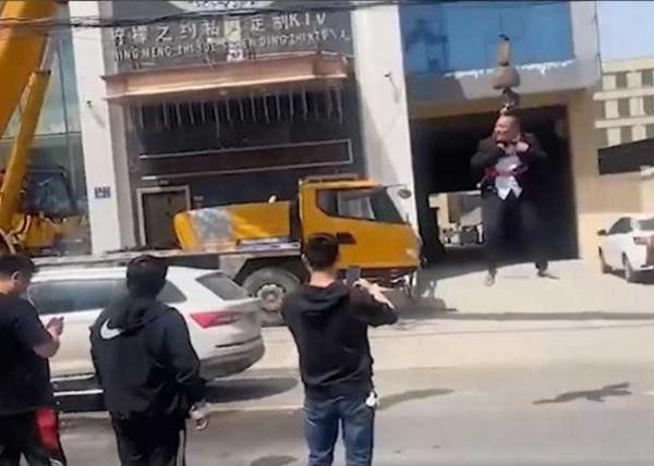 Chú rể bị treo lên cần cẩu, phun vòi nước cao áp rách toạc quần do màn náo hôn-1