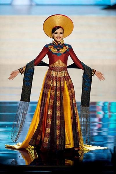 Khánh Vân khiến fan Việt rần rần chỉ vì bộ đồ ngủ tại Miss Universe 2020-10