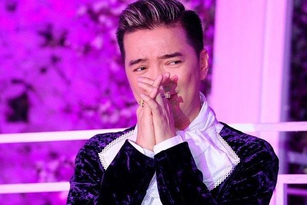 Clip Đàm Vĩnh Hưng bị xịt hơi cay trên sân khấu bất ngờ bị ‘đào’ lại trên TikTok
