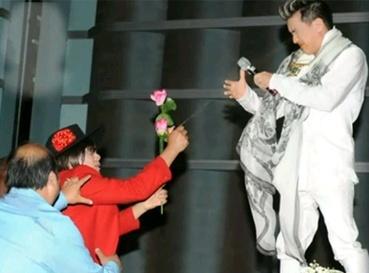 Clip Đàm Vĩnh Hưng bị xịt hơi cay trên sân khấu bất ngờ bị đào lại trên TikTok-1