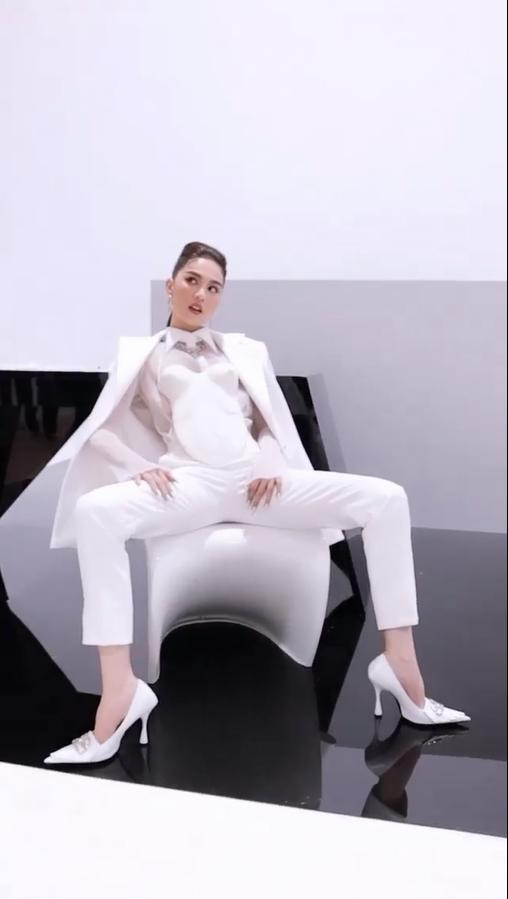 Ngồi dạng chân mặc corset ngực trần, Ngọc Trinh bị hỏi: Bán kỹ hay bán thân-2