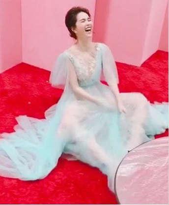 Ngồi dạng chân mặc corset ngực trần, Ngọc Trinh bị hỏi: Bán kỹ hay bán thân-7