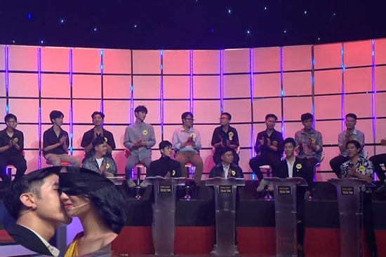 SỐC: Cô gái số hưởng được 30 chàng trai đến tỏ tình cùng lúc