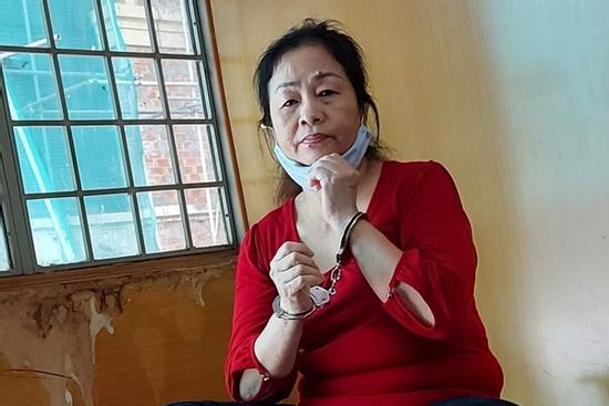 Nữ bị cáo có 18 con cướp dây chuyền của người nước ngoài