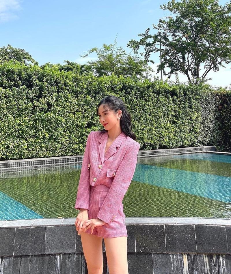 Street style: Thúy Vi trên đông dưới hè - Chi Pu khoe lưng trần gợi cảm-3