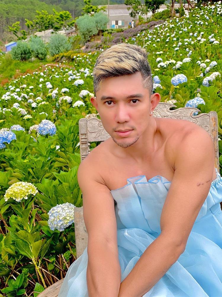 Mặc váy ở vườn hoa Đà Lạt, Lương Bằng Quang bị chỉ trích lố lăng-1