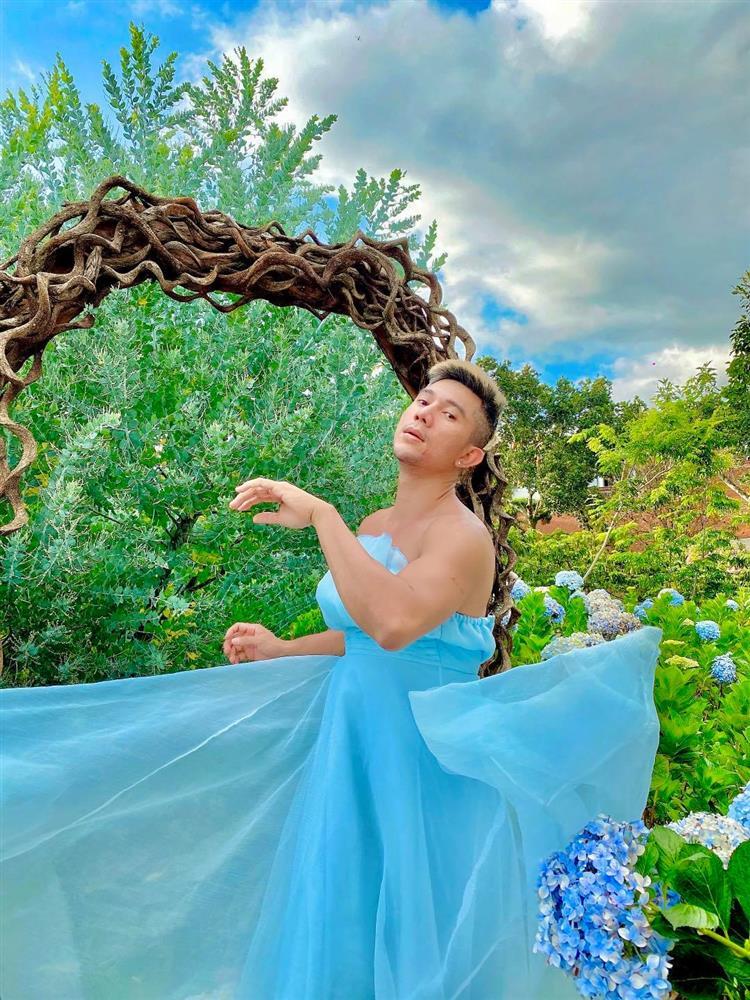 Mặc váy ở vườn hoa Đà Lạt, Lương Bằng Quang bị chỉ trích lố lăng-4