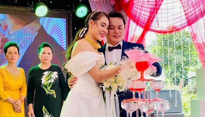 Hồ Bích Trâm lên tiếng việc tổ chức lễ cưới giữa mùa dịch-1