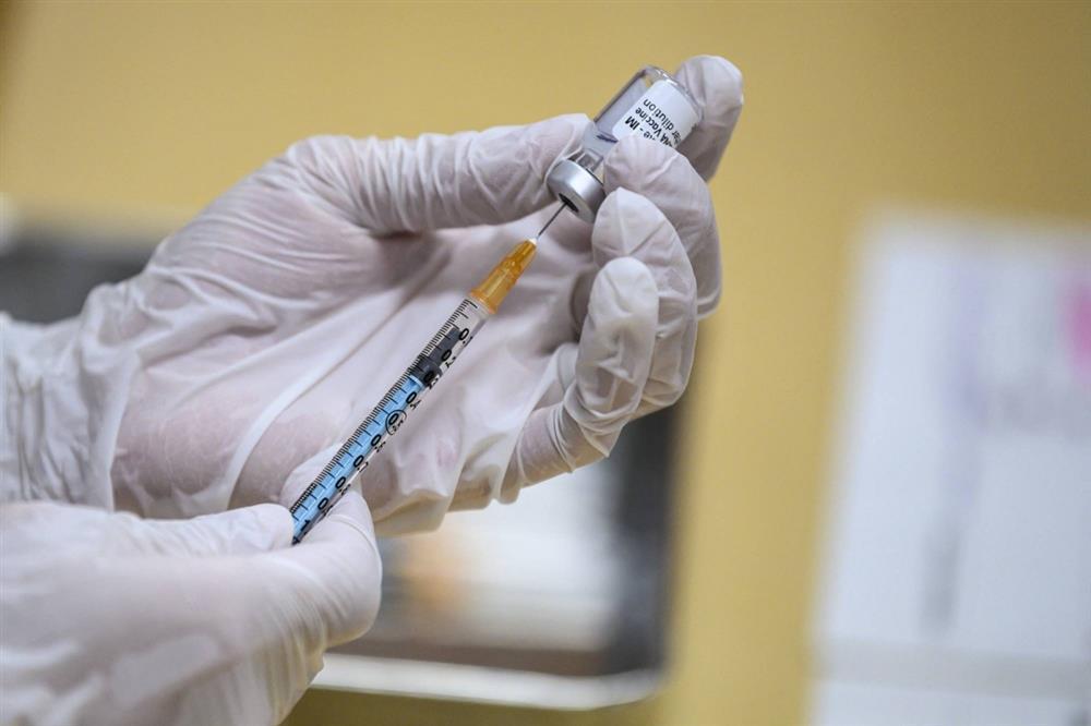 1 nhân viên y tế ở An Giang tử vong sau khi tiêm vaccine Covid-19-1