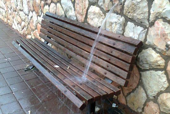 Các băng ghế thiết kế 'độc lạ' khiến ai đi qua cũng lưỡng lự 'nên ngồi hay thôi'