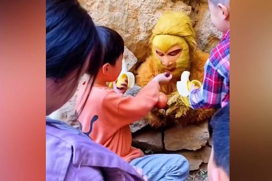 'Tôn Ngộ Không' bị giam dưới chân núi đợi du khách cho ăn