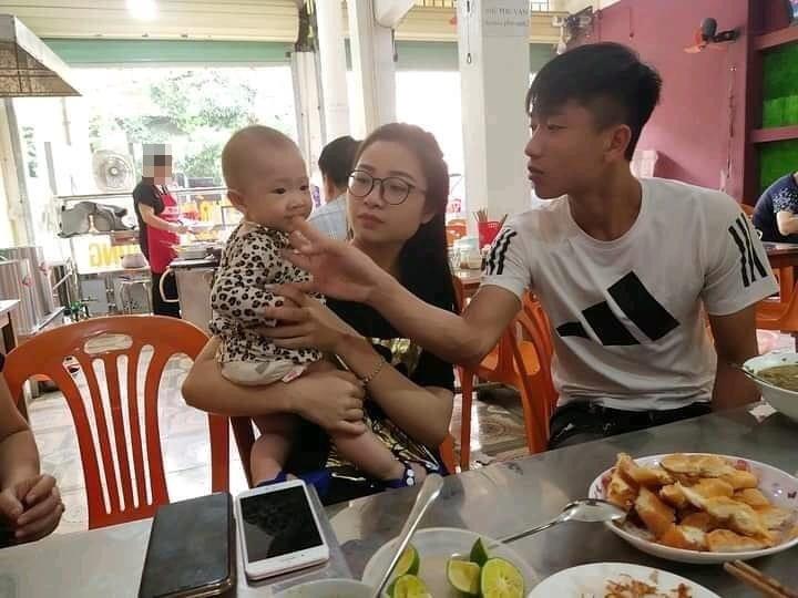 Bà xã Văn Đức lộ ảnh chăm con, nhan sắc có xuất sắc như hình sống ảo?-1