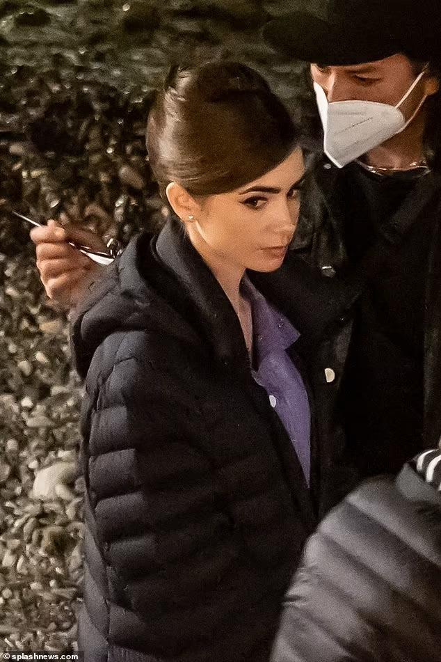 Rò rỉ ảnh phim trường Emily in Paris 2: Lily Collins như quý cô cổ điển-1