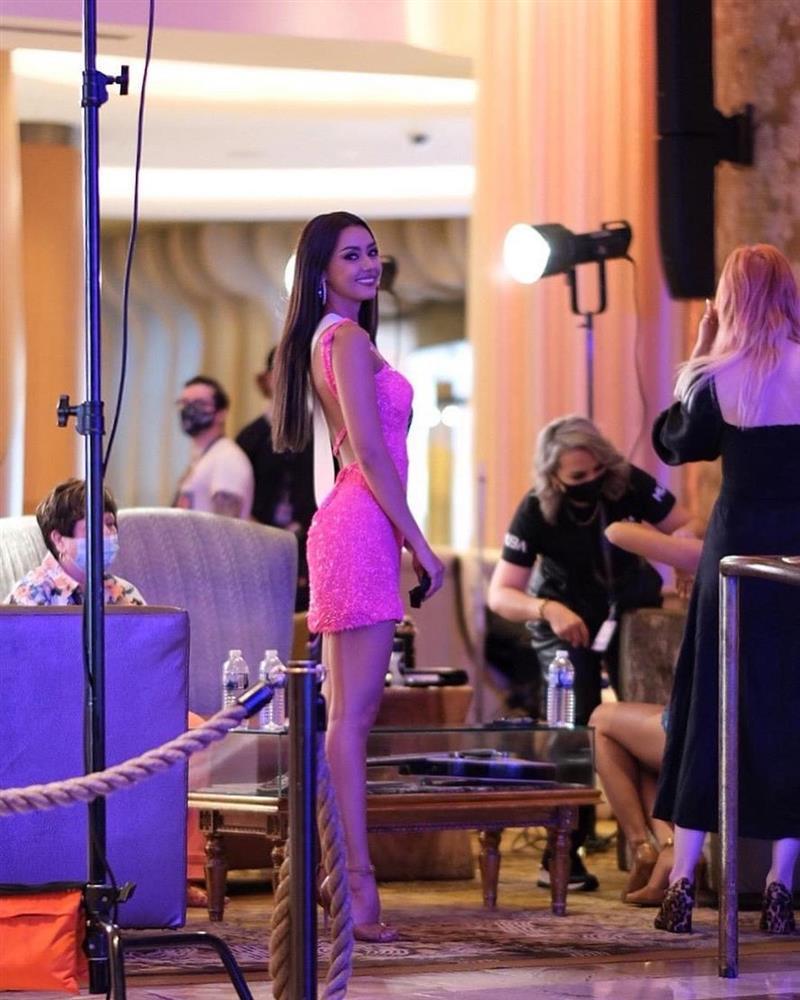 Đối thủ mạnh bậc nhất Miss Universe 2020 trầm trồ vì Khánh Vân-9