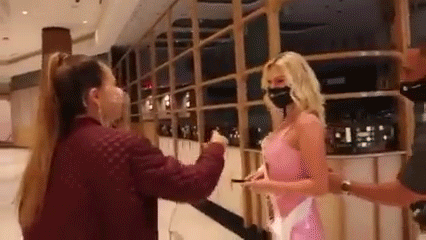 Đối thủ Khánh Vân tại Miss Universe để phóng viên phải đuổi theo phỏng vấn?-1