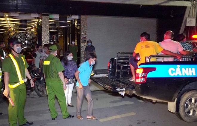 Hàng chục người tìm đường trốn khỏi quán karaoke trong đêm-1