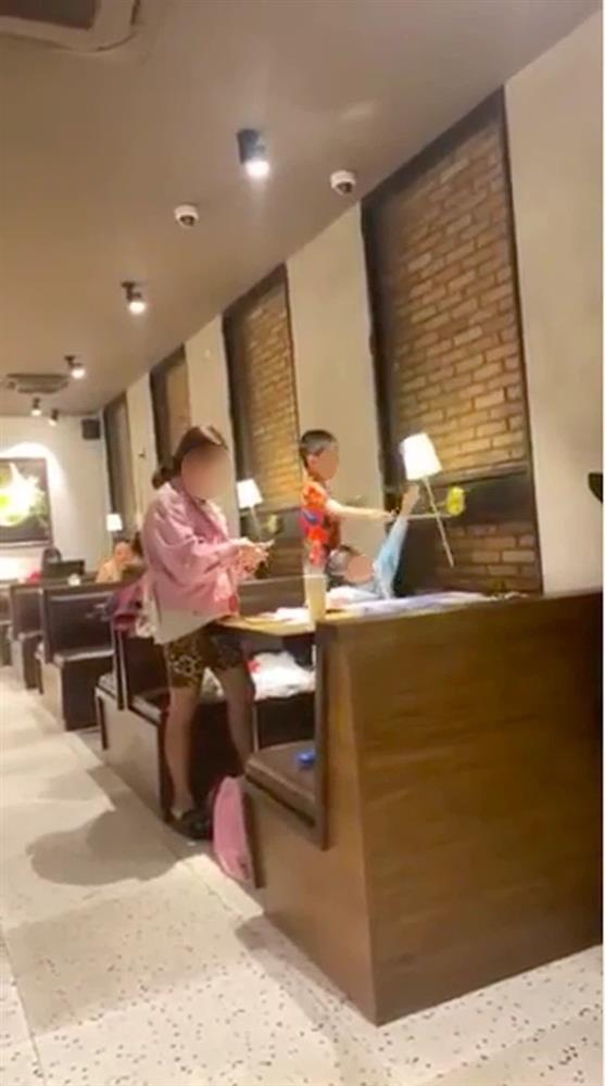 Bức xúc trước cảnh người mẹ vô tư để con nhỏ nghịch phá đồ đạc trong nhà hàng-1