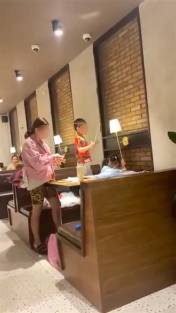 Bức xúc trước cảnh người mẹ vô tư để con nhỏ nghịch phá đồ đạc trong nhà hàng-2