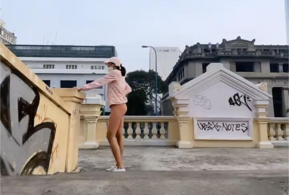 HHen Niê gây sốc với chiếc quần mặc như không ra ngoài đường-3