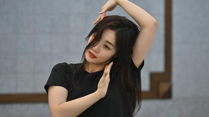 Chúng tôi bị công ty quản lý ép mặc váy xẻ tà cao và nội y-1