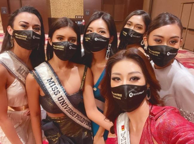 Cô cũng bắt đầu tham gia các hoạt động đầu tiên của Miss Universe 2020 như chụp hình, quay phim, livestream trò chuyện... Các thí sinh dự thi đấu trường sắc đẹp lớn nhất hành tinh được phát bộ kit chào mừng, bao gồm túi xách bằng vải, áo thun và khẩu trang in chữ Miss Universe. Trên khẩu trang của thí sinh sẽ in tên quốc gia.