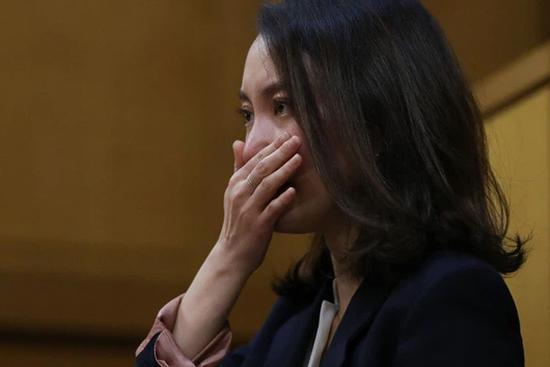 Bỏ bạn trai nghèo để lấy chồng giàu, tôi rơi nước mắt ngày gặp lại