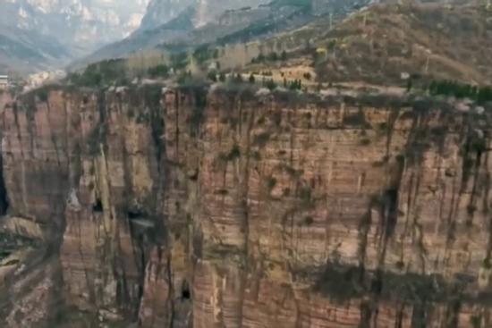 Cung đường khoét núi nguy hiểm nhất thế giới