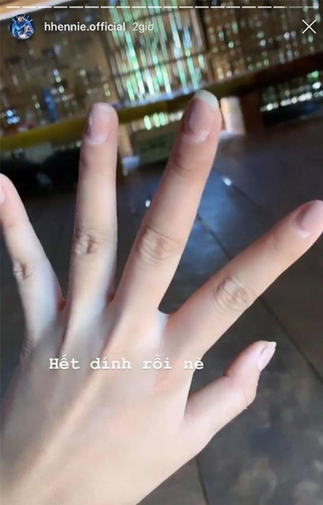 Dịch Covid-19 không thể ra tiệm, móng tay Hòa Minzy nham nhở thấy thương-5