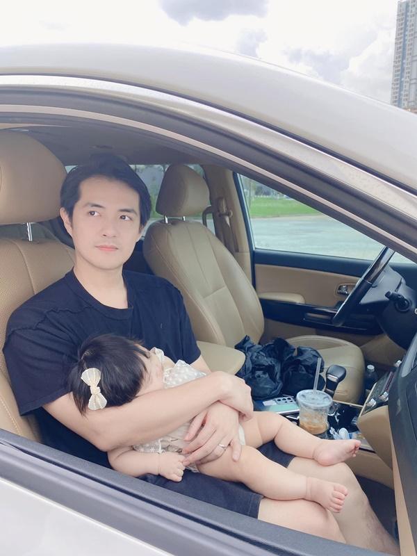 Mở đầu tin sao Việt là hình ảnh Ông Cao Thắng đăng tải, ghi lại khoảnh khắc ôm con gái trên xe. Tuy nhiên, điều khán giả chú ý lại là chiếc áo trên người nam ca sĩ, cho rằng đang mặc trái. Khi bị thắc mắc, Ông Cao Thắng hồi đáp: "Mẫu áo nó vậy chứ không phải áo trái đâu mọi người ơi".