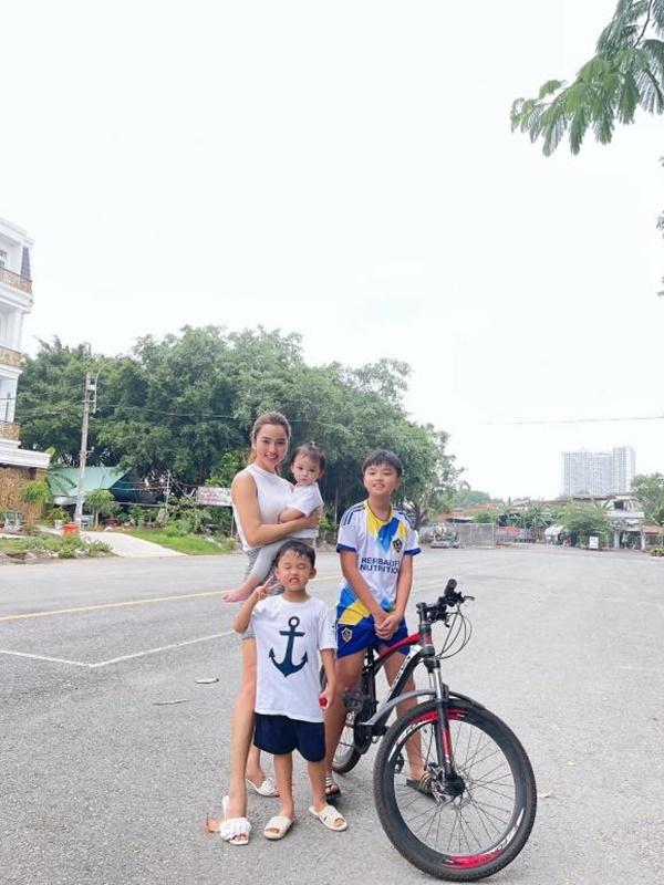 Bà xã Ưng Hoàng Phúc dặn dò mọi người: "Dịch lại bùng, nhà nhà cẩn thận, chủ động bảo vệ sức khỏe nha. Các con nghỉ học hết rồi nên gia đình cùng quây quần bên nhau tạo ra những sân chơi cho đỡ chán".