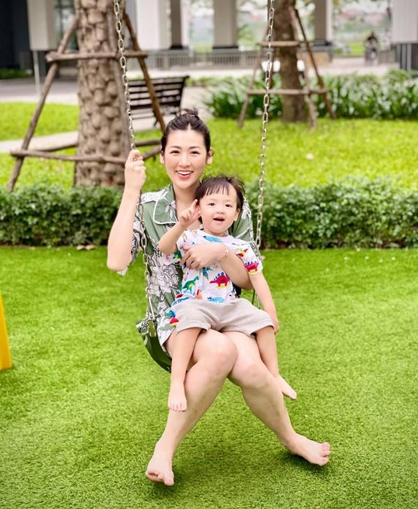 Á hậu Tú Anh rạng rỡ bên quý tử Kem.