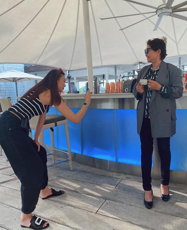 Thanh Hằng rất "có tâm" khi chụp hình cho mẹ.