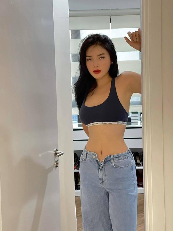 Hoa hậu Kỳ Duyên khoe eo thon khiến fans mê mẩn.