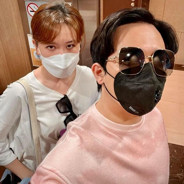 Khoảnh khắc "tự sướng" của vợ chồng Hari Won - Trấn Thành.