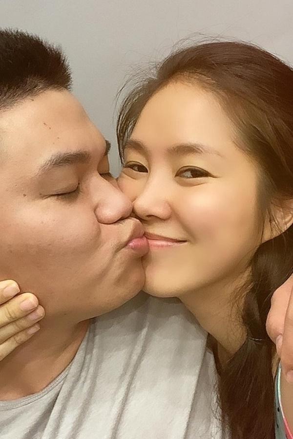 Lê Phương hôn chồng trẻ tình cảm, khép lại tin sao Việt.