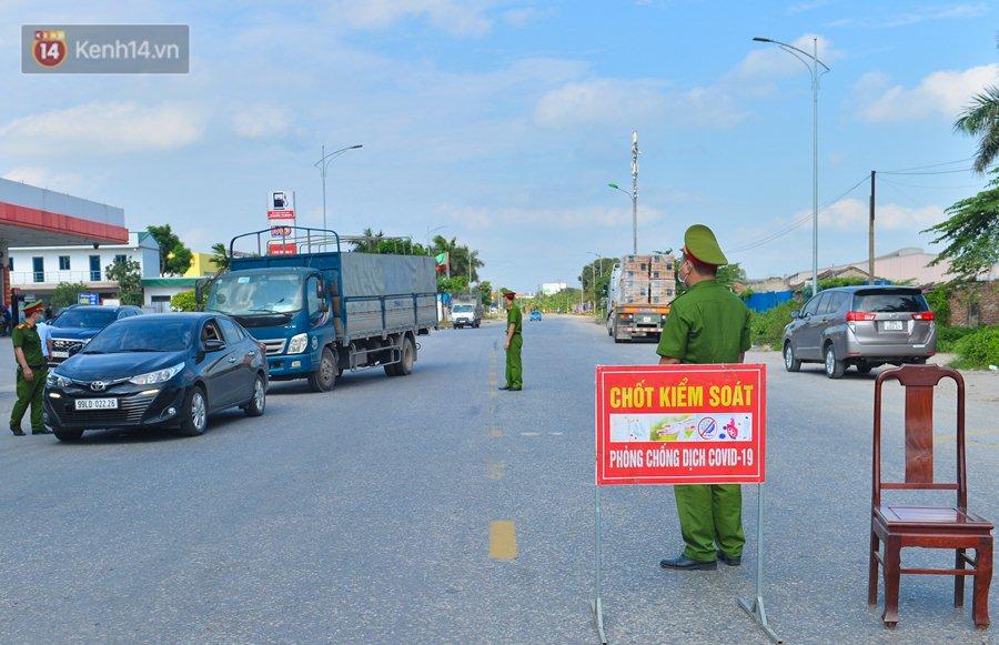 Theo ghi nhận của chúng tôi lúc 15h30 tại QL17, đoạn cửa ngõ huyện Thuận Thành, lực lượng chức năng đã dựng hàng rào, phân luồng giao thông, hạn chế tối đa các phương tiện bên ngoài vào huyện Thuận Thành.