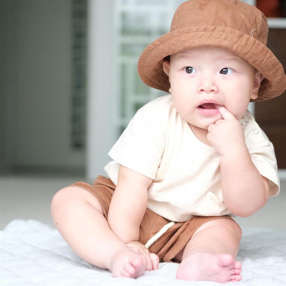 Cảnh chăm con ngày đêm đầu bù tóc rối của Kim Lý - Hà Hồ-8