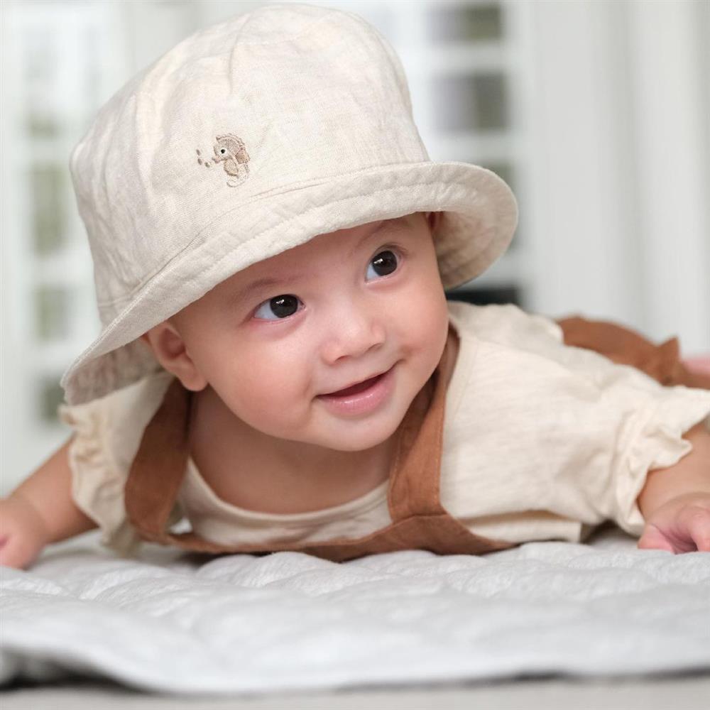 Cảnh chăm con ngày đêm đầu bù tóc rối của Kim Lý - Hà Hồ-7