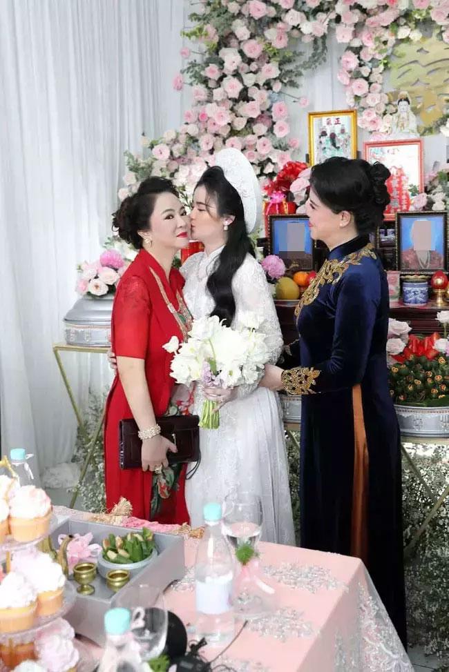 Cách đối xử đặc biệt với 2 con dâu của bà Phương Hằng-2