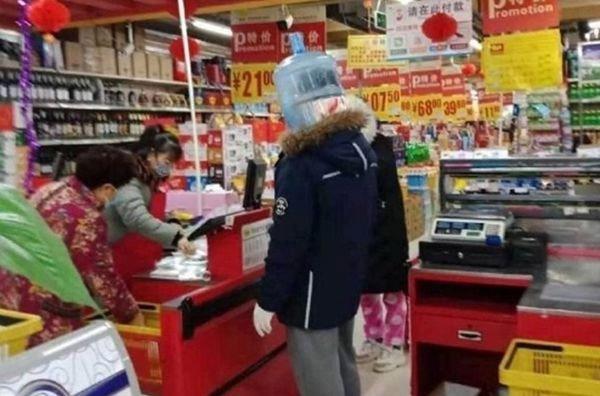 Muôn kiểu phòng bị như tấu hài nơi công cộng trong những ngày Cô vy-3