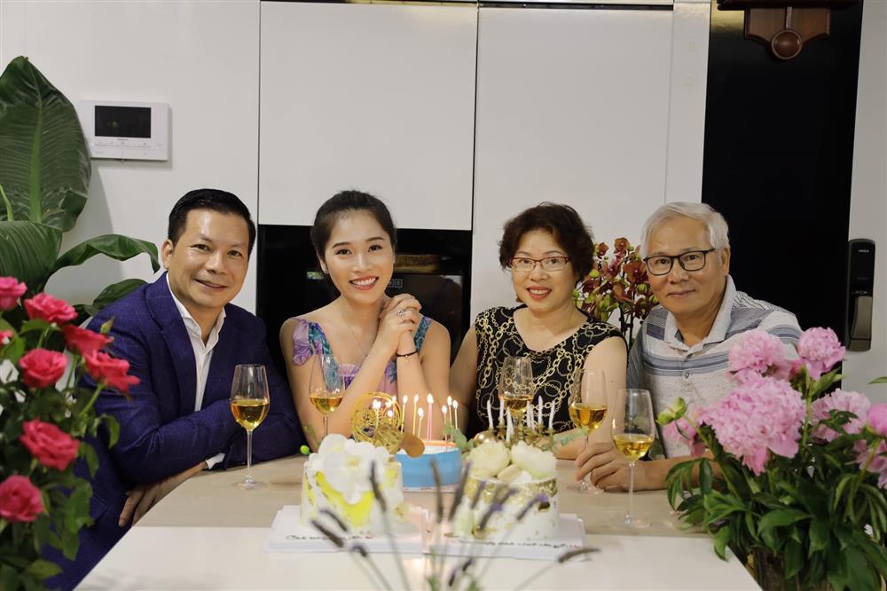 Thót tim cảnh tung váy suýt lộ hàng của bà xã Shark Hưng-2