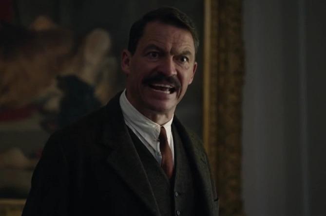 Khán giả thấy kinh khi Dominic West và Lily James đóng vai cha con rồi lại hôn hít ngoại tình-1