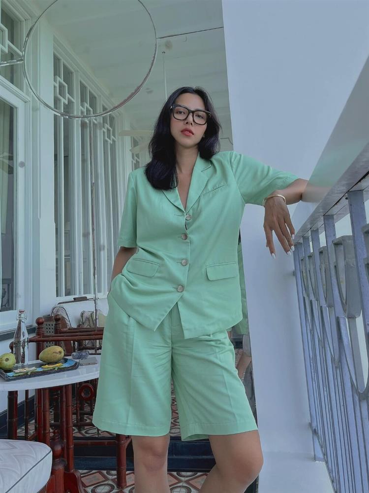 Siêu mẫu Minh Triệu thả rông vòng 1 khiến dân tình một phen bỏng mắt-5