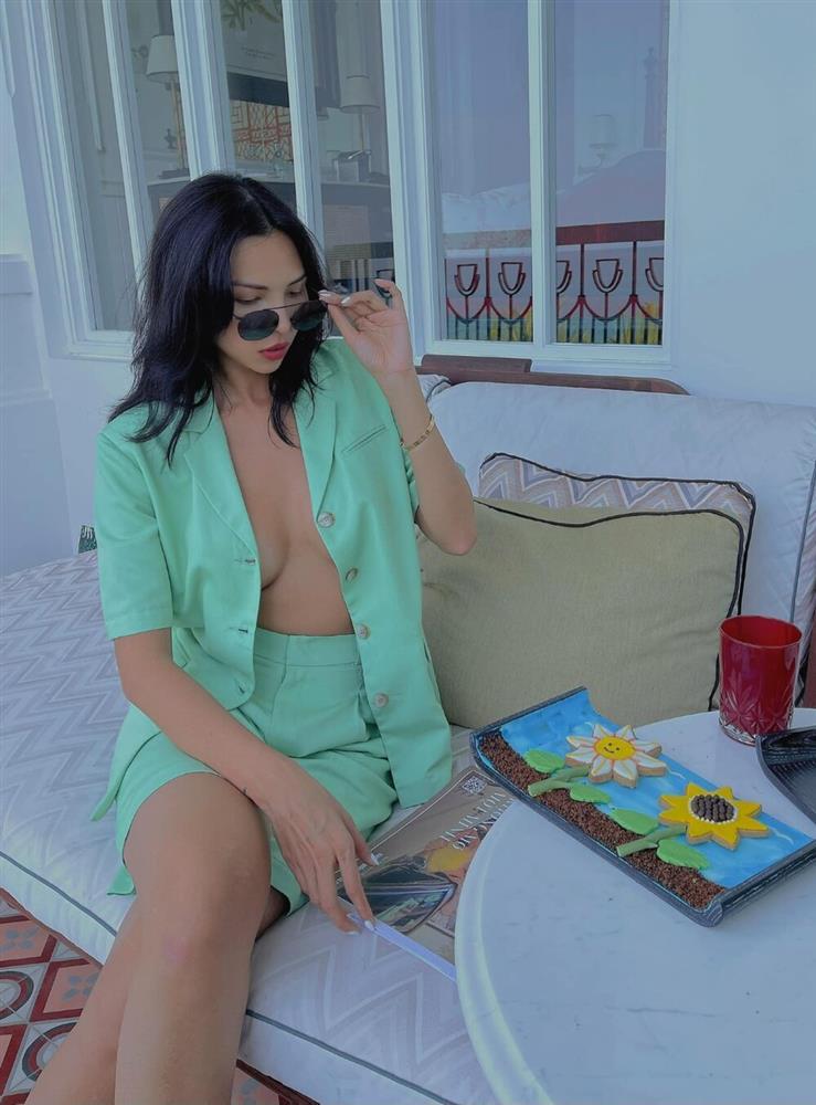 Siêu mẫu Minh Triệu thả rông vòng 1 khiến dân tình một phen bỏng mắt-1