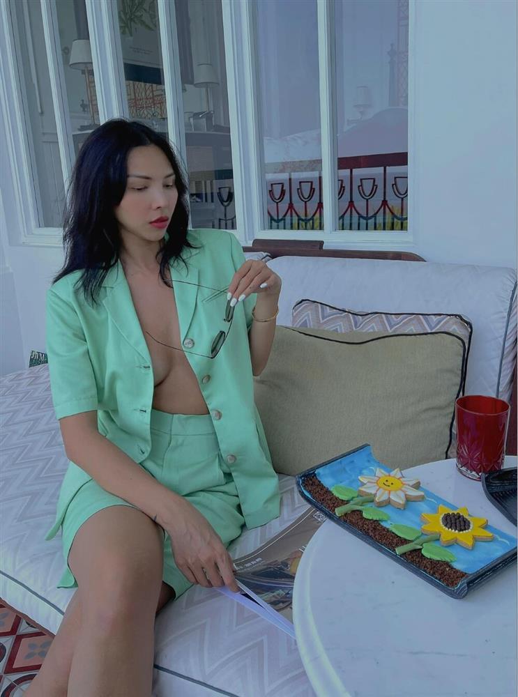 Siêu mẫu Minh Triệu thả rông vòng 1 khiến dân tình một phen bỏng mắt-2